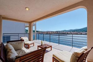 Beachfront villa with private pool in Vela Luka