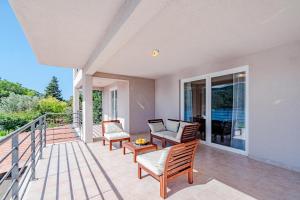 Beachfront villa with private pool in Vela Luka