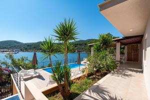 Beachfront villa with private pool in Vela Luka