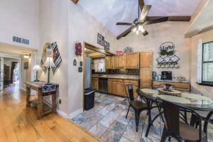 Sequioa Cottage: Feel the Love, Inside and Out!