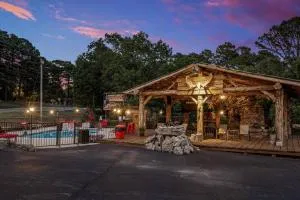Stonegate Lodge King Bed WIFI 50 in Roku TV Salt Water Pool Room # 101 - Eureka Springs