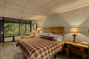 Stonegate Lodge King Bed, WIFI, 50in Roku TV, Salt Water Pool Room #103 - 3hvězdičkové hotely ve městě Eureka Springs