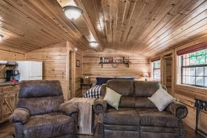 Snuggle Inn: Cozy Studio Cabin in Upper Canyon With a Hot Tub!