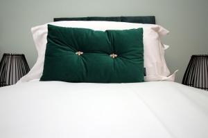Hamilton Court Apartment for 4 Guests, Bright and Central Location with Balcony and Wi-Fi