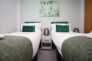 Hamilton Court Apartment for 4 Guests, Bright and Central Location with Balcony and Wi-Fi