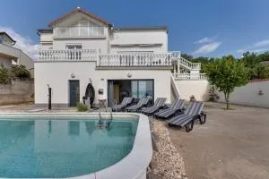 Villa with a beautiful panoramic view and a swimming pool- by Traveler tourist agency Krk ID 2397 - 斯维蒂尤拉伊