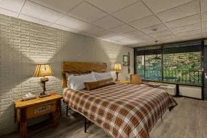 Stonegate Lodge King Bed WIFI 50in Roku TV Salt Water Pool Room #102 - Eureka Springs