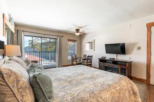 Beautiful Studio w Lake View #243 at Donner Lake Village