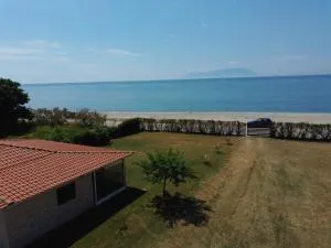 Peaceful Summer House 20m from the beach - Mesimvría