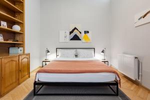 Stroll to Dry Bridge Market From a Sunny Loft Near the River