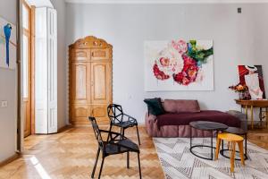 Stroll to Dry Bridge Market From a Sunny Loft Near the River