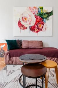 Stroll to Dry Bridge Market From a Sunny Loft Near the River