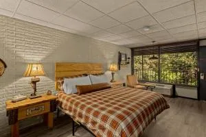 Stonegate Lodge King Bed WIFI 50 Roku TV Salt Water Pool Room #104 - Eureka Springs