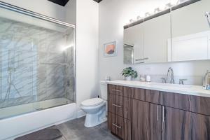 Bright 2BR Luxury Corner Suite with Optional Parking Sleeps 6 guests Near McCormick Place and Soldier Field