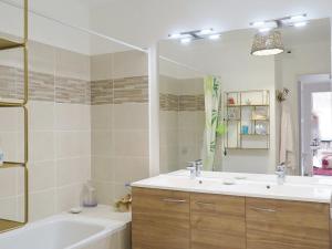 Charmant T3 à La Croix-Valmer : Terrasse, Piscine, Parking et Proximité Village - FR-1-726-15