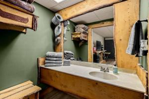 Stonegate Lodge 2 Queen Beds WIFI Roku TV Salt Water Pool Room #106