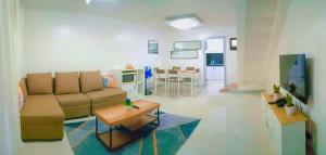 TRP16 - Cozy 2BR Townhouse near Clark Airport, Aquaplanet & Dino Island