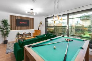 Deluxe Duplex w/ Balcony & City Views - Pool Table