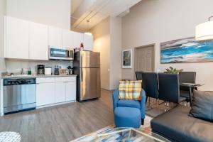 McCormick Place Magnificent 2BR with Optional Parking, Patio, Gym Access Near Grant Park, Museums, Soldier Field & Lake Shore