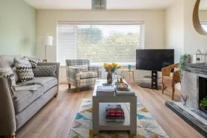 Spacious family home in Benllech - Llanallgo