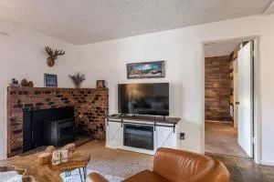 Cozy Cabin-Style Condo in Central Location - جيون ليك