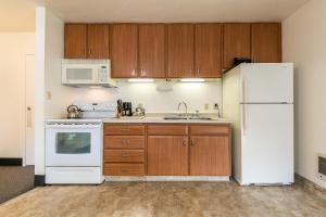 Spacious 1BR Condo w Lake View #136 at Donner Lake Village