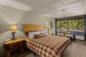 Stonegate Lodge King Bed, WIFI, 50in Roku TV, Salt Water Pool Room #108