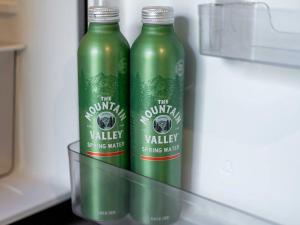 Stonegate Lodge King Bed, WIFI, 50in Roku TV, Salt Water Pool Room #108