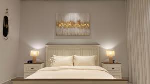 شقة فاخرة بصالة وثلاث غرف نوم