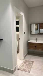 شقة فاخرة بصالة وثلاث غرف نوم