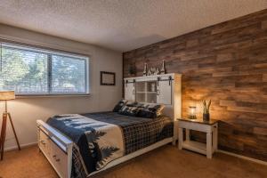 Cozy Cabin-Style Condo in Central Location