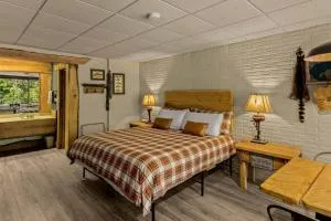 Stonegate Lodge King Bed, WIFI, 50in Roku TV, Salt Water Pool Room #110 - Eureka Springs