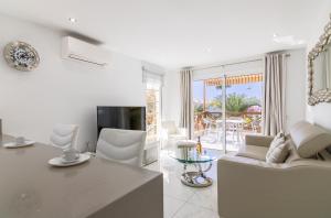 Mango La Caleta Hideaway