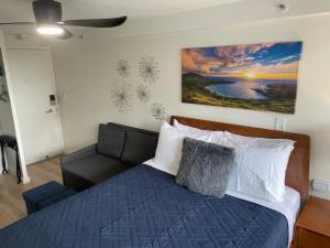 Contemporary Ocean View Suite - Heart of Waikiki!