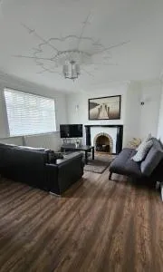 The Crescent, 3 bed house with 2-3 parking spaces, great for contractors and family - Swanscombe