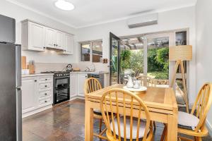 Violet Cottage An Idyllic Urban Oasis for Two