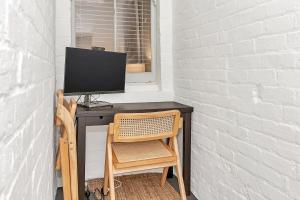 Violet Cottage An Idyllic Urban Oasis for Two