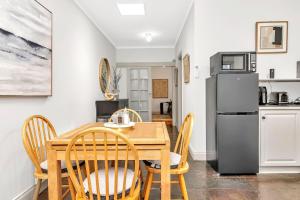 Violet Cottage An Idyllic Urban Oasis for Two