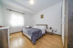 Apartments by the sea Postira, Brac - 22161