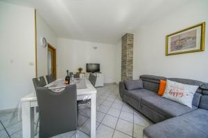 Apartments by the sea Postira, Brac - 22161