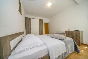 Apartments by the sea Postira, Brac - 22161