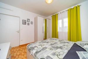 Apartments with a parking space Postira, Brac - 22166