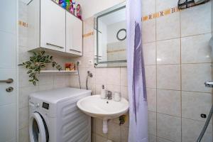 Apartments with a parking space Postira, Brac - 22166