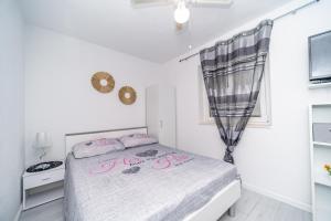 Apartments with a parking space Postira, Brac - 22166