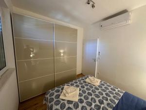 Apartments with parking space Jelsa, Hvar - 22211