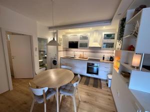 Apartments with parking space Jelsa, Hvar - 22211