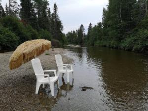 Refuge Rustic bordé par rivière et la nature