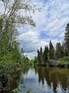 Refuge Rustic bordé par rivière et la nature