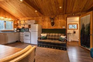 Refuge Rustic bordé par rivière et la nature