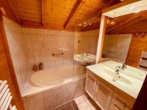 Chalet traditionnel avec garage double et terrasse - FR-1-459-227